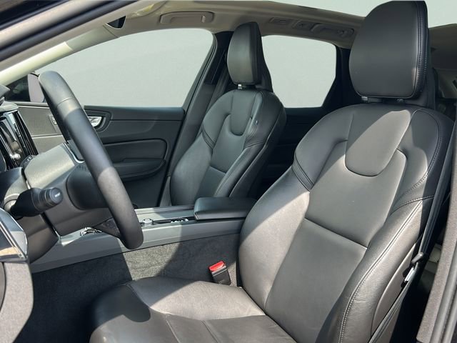 Used 2023 Volvo XC60 B5 Core image 15