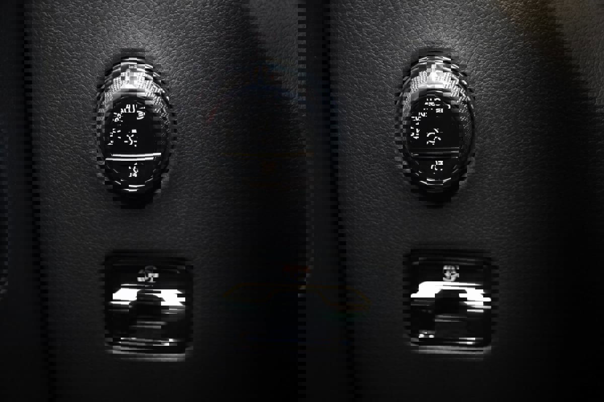 Used 2025 Mercedes-Benz GLC 300 4MATIC SUV image 31