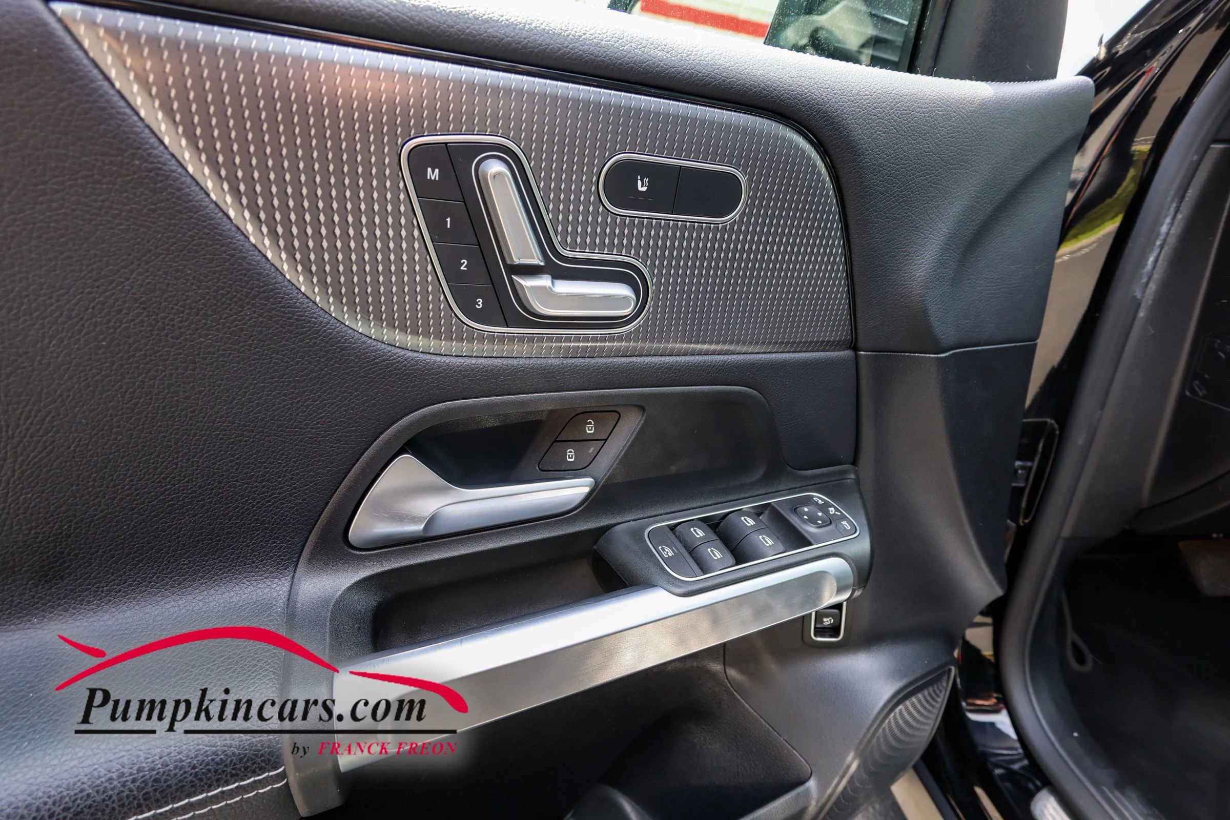 Used 2021 Mercedes-Benz GLB 250 4MATIC w/ Premium Package image 38