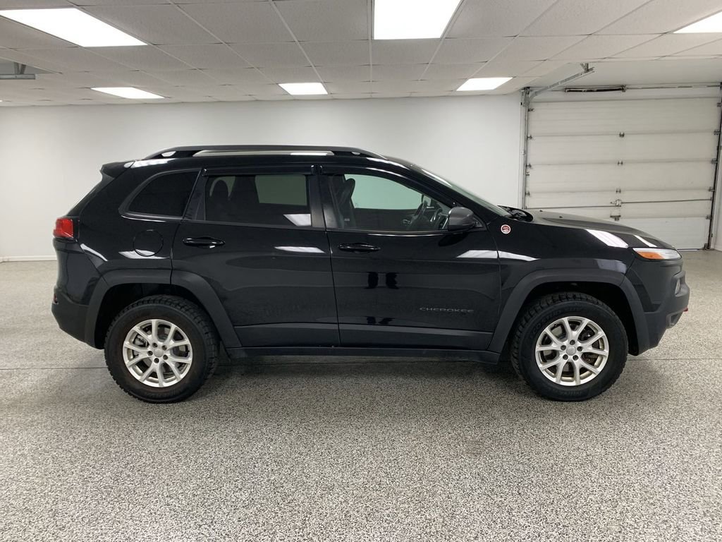 Used 2018 Jeep Cherokee Trailhawk w/ Cold Weather Group AWD/4WD image 9