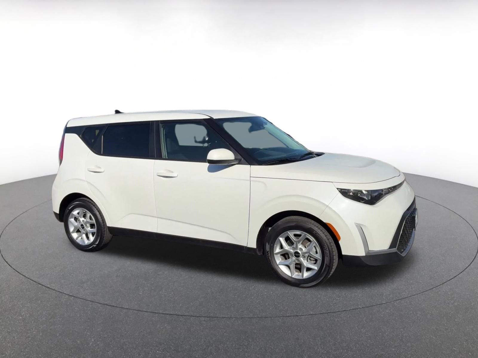 Used 2025 Kia Soul LX w/ LX Technology Package image 2