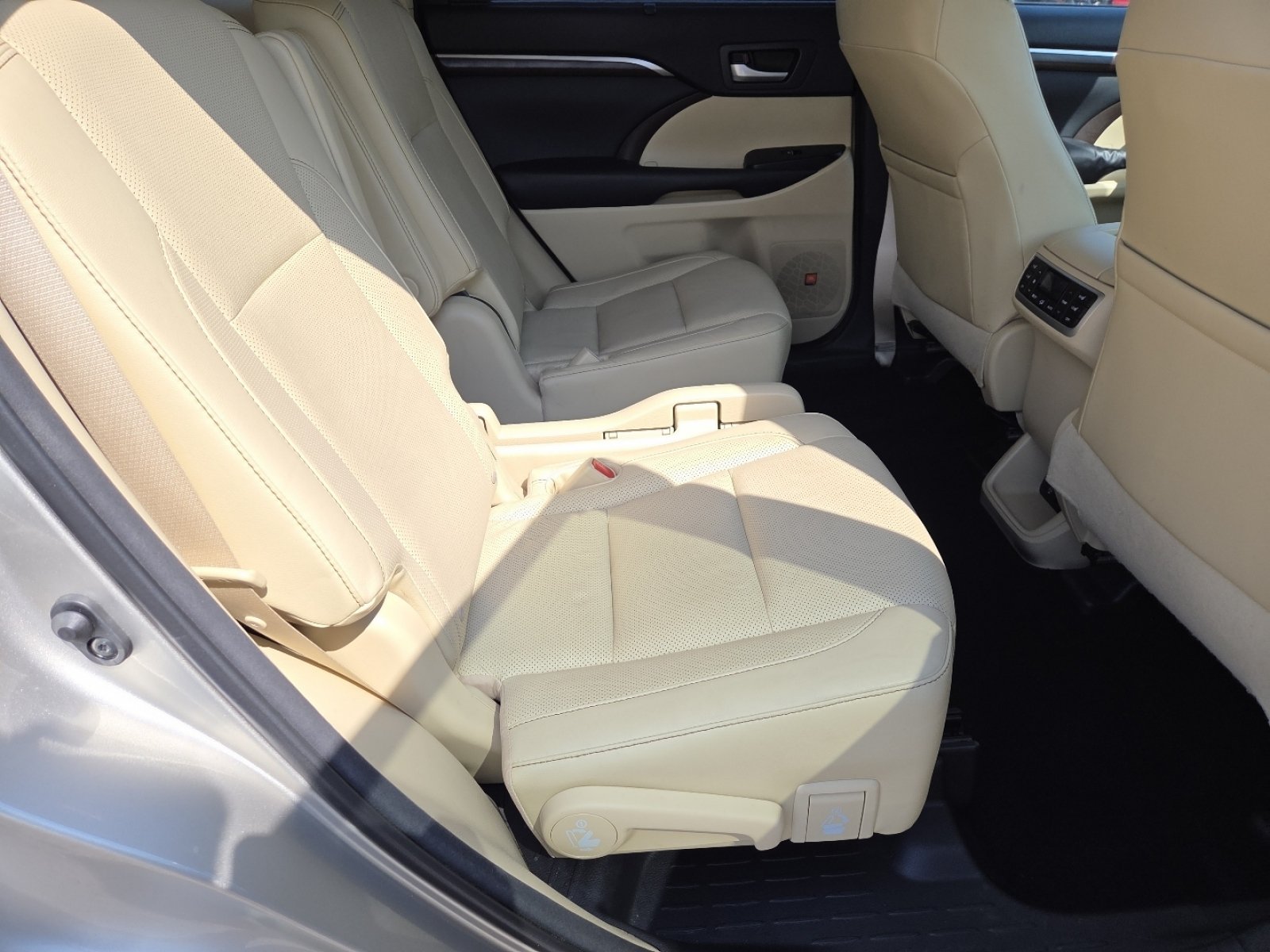 Used 2015 Toyota Highlander Limited Platinum AWD/4WD image 21