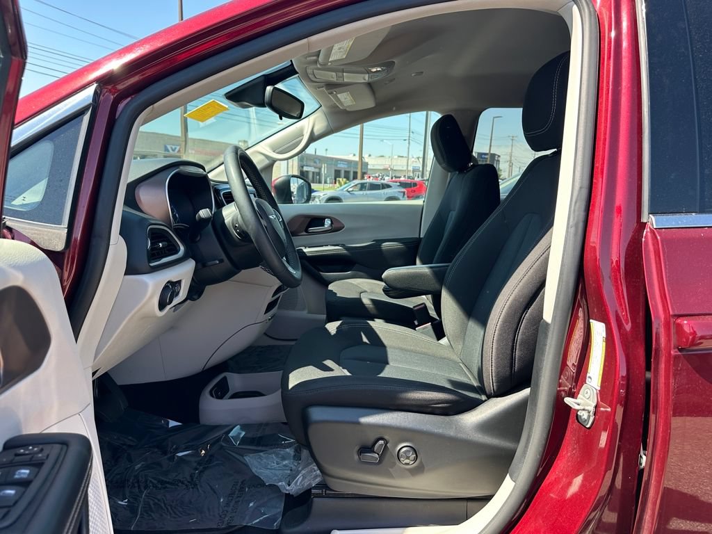 Used 2023 Chrysler Voyager LX FWD image 19