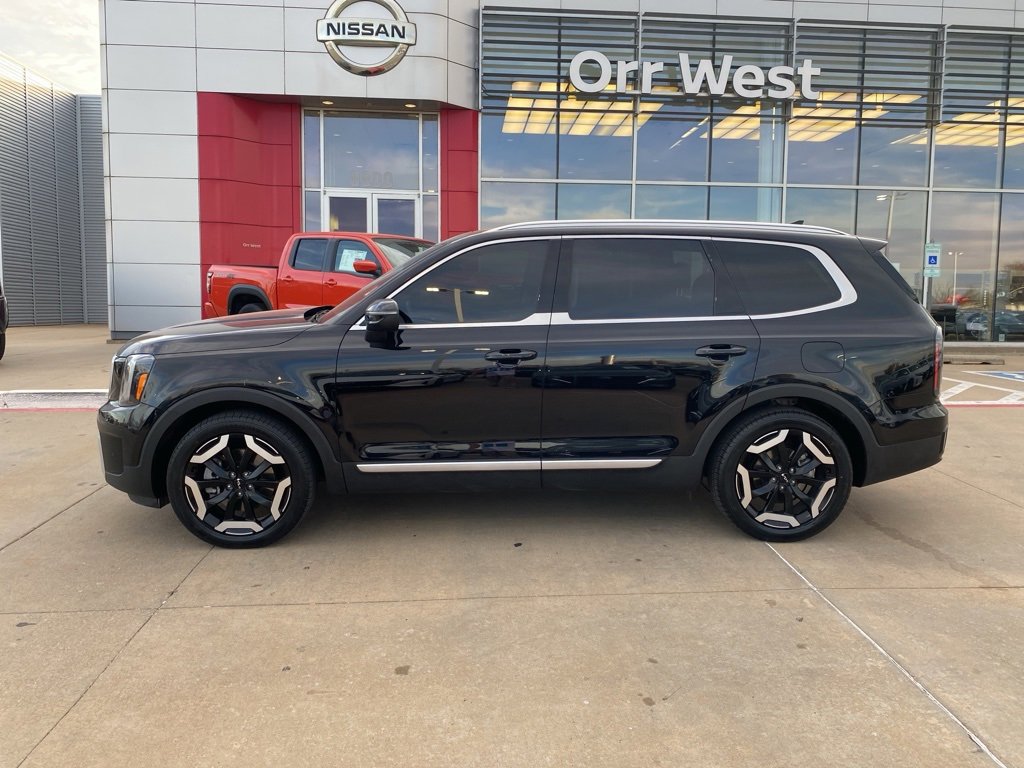 Used 2024 Kia Telluride EX w/ EX Captain's Chair Package image 2