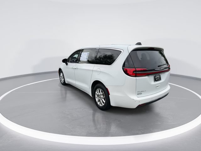 Used 2023 Chrysler Pacifica Touring-L FWD image 6