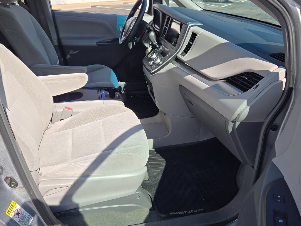 Used 2015 Toyota Sienna LE FWD image 4