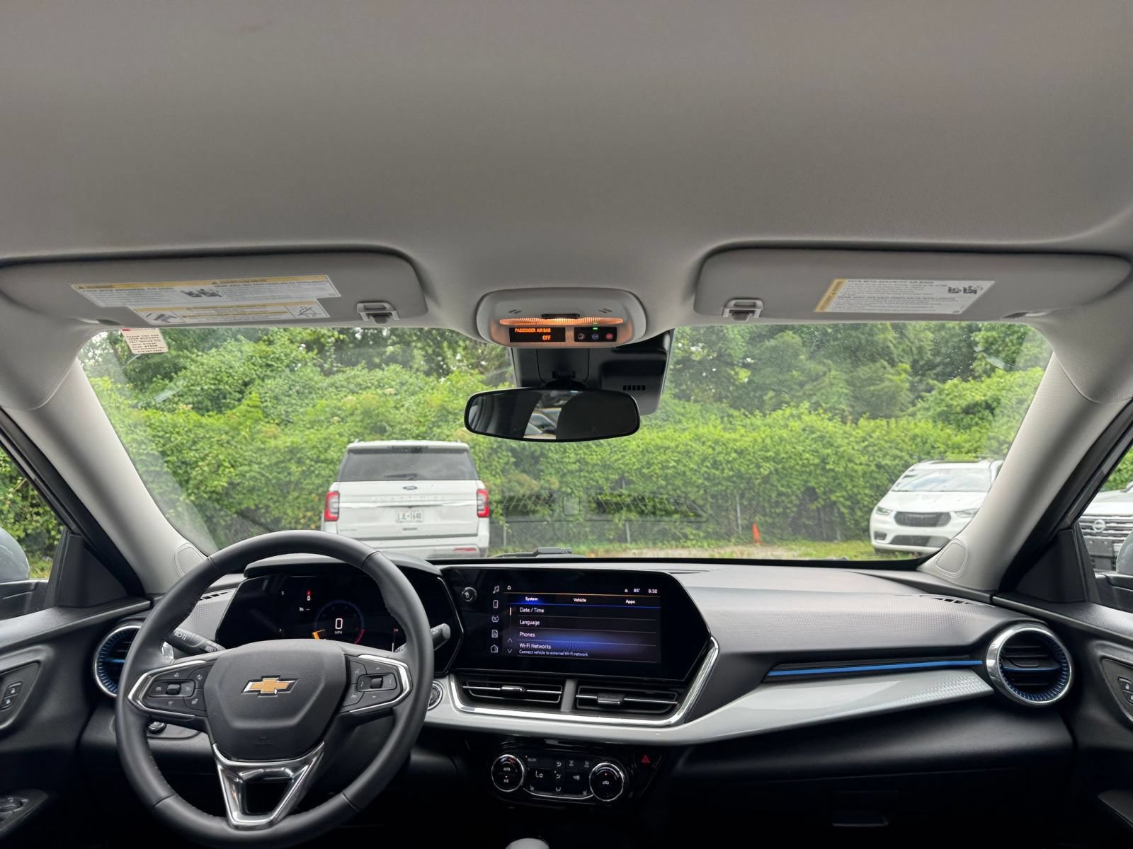 Used 2025 Chevrolet Trax LT w/ LT Convenience Package FWD image 32