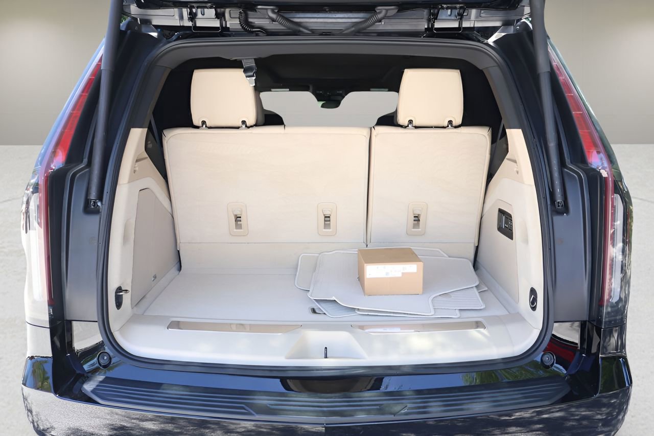 Used 2023 Cadillac Escalade Premium Luxury AWD/4WD image 17