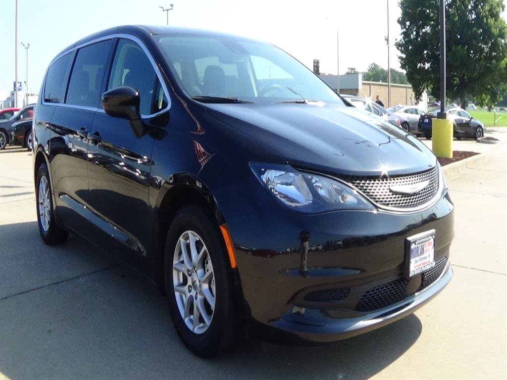 Used 2022 Chrysler Voyager LX image 4