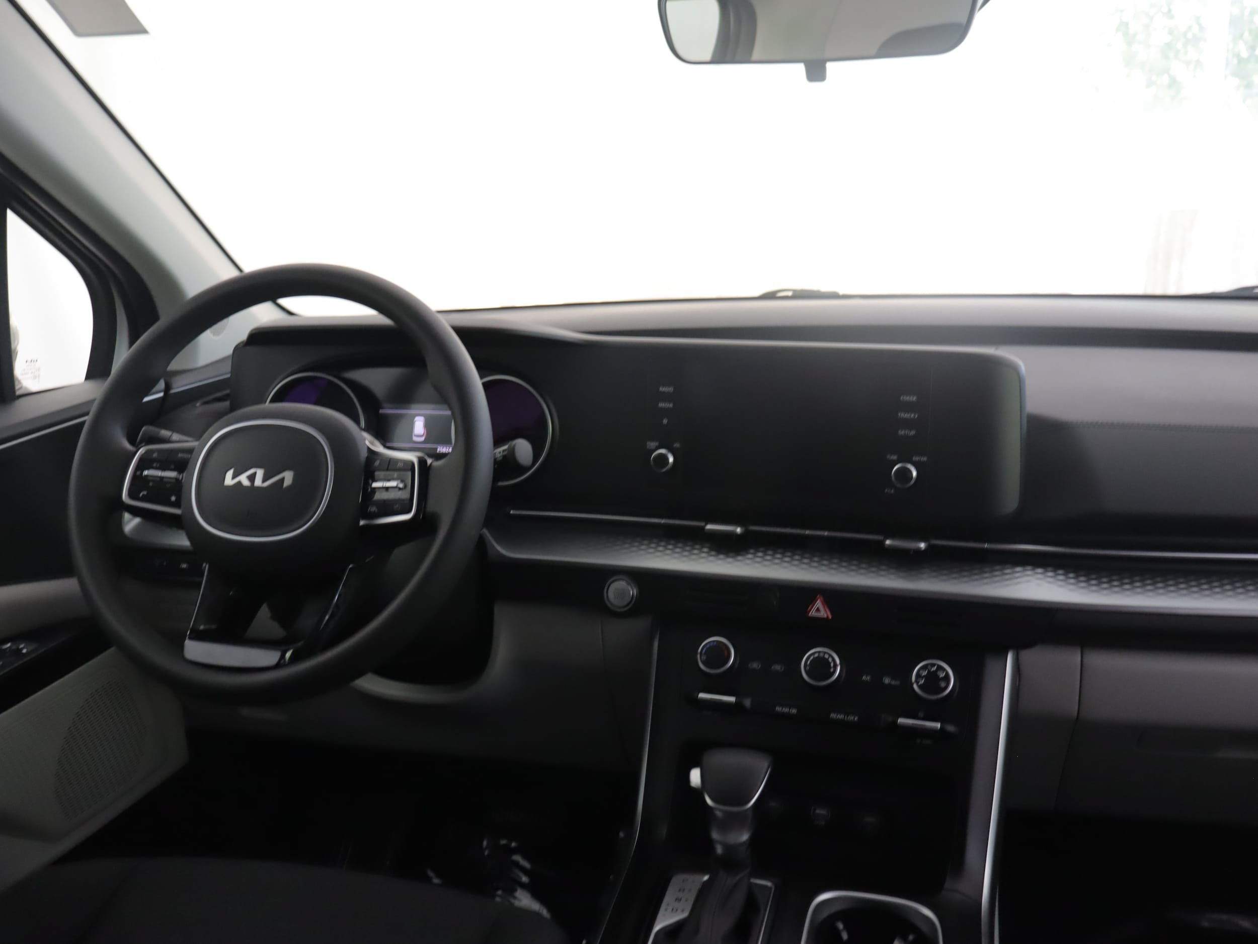 Used 2024 Kia Carnival LX FWD image 2