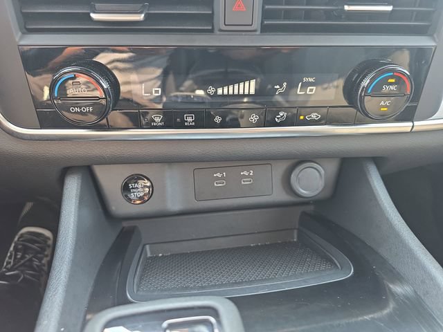 Used 2025 Nissan Rogue SV FWD image 24