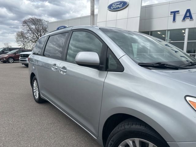 Used 2015 Toyota Sienna XLE w/ XLE Navigation Package FWD image 7