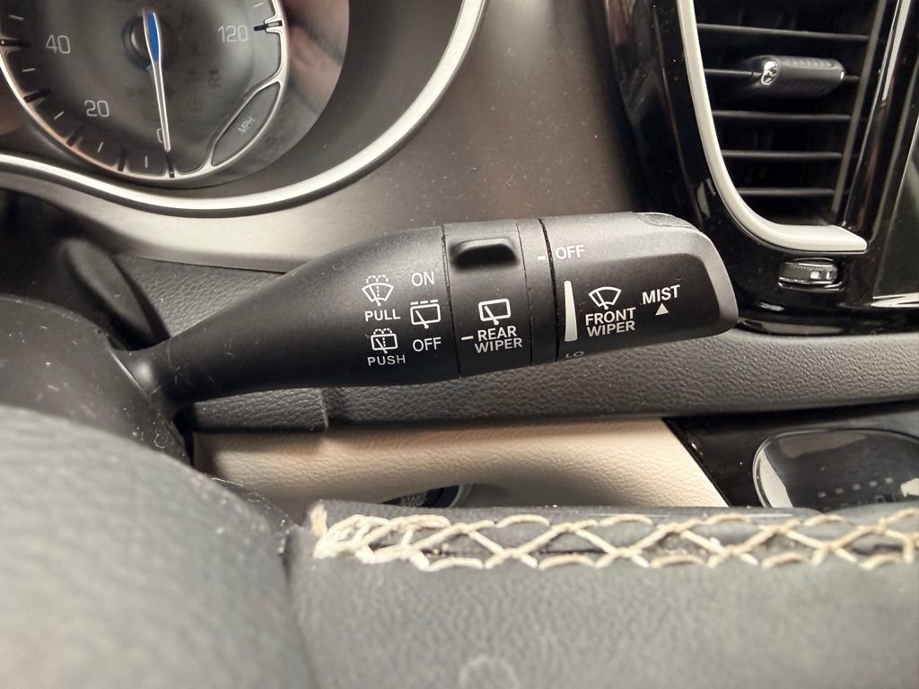 Used 2022 Chrysler Pacifica Touring-L image 30