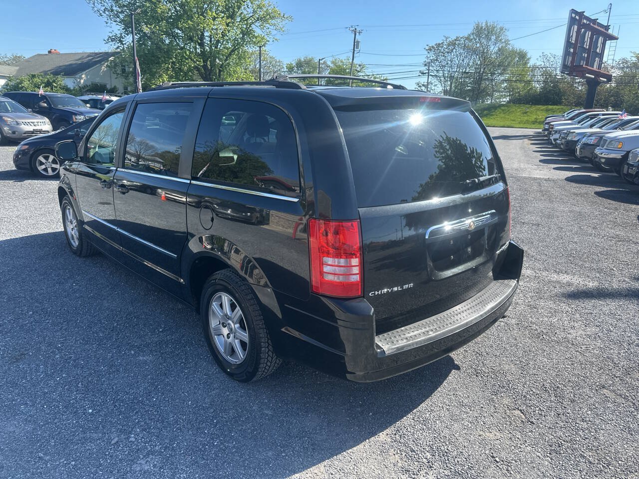 Used 2010 Chrysler Town & Country Touring FWD image 3