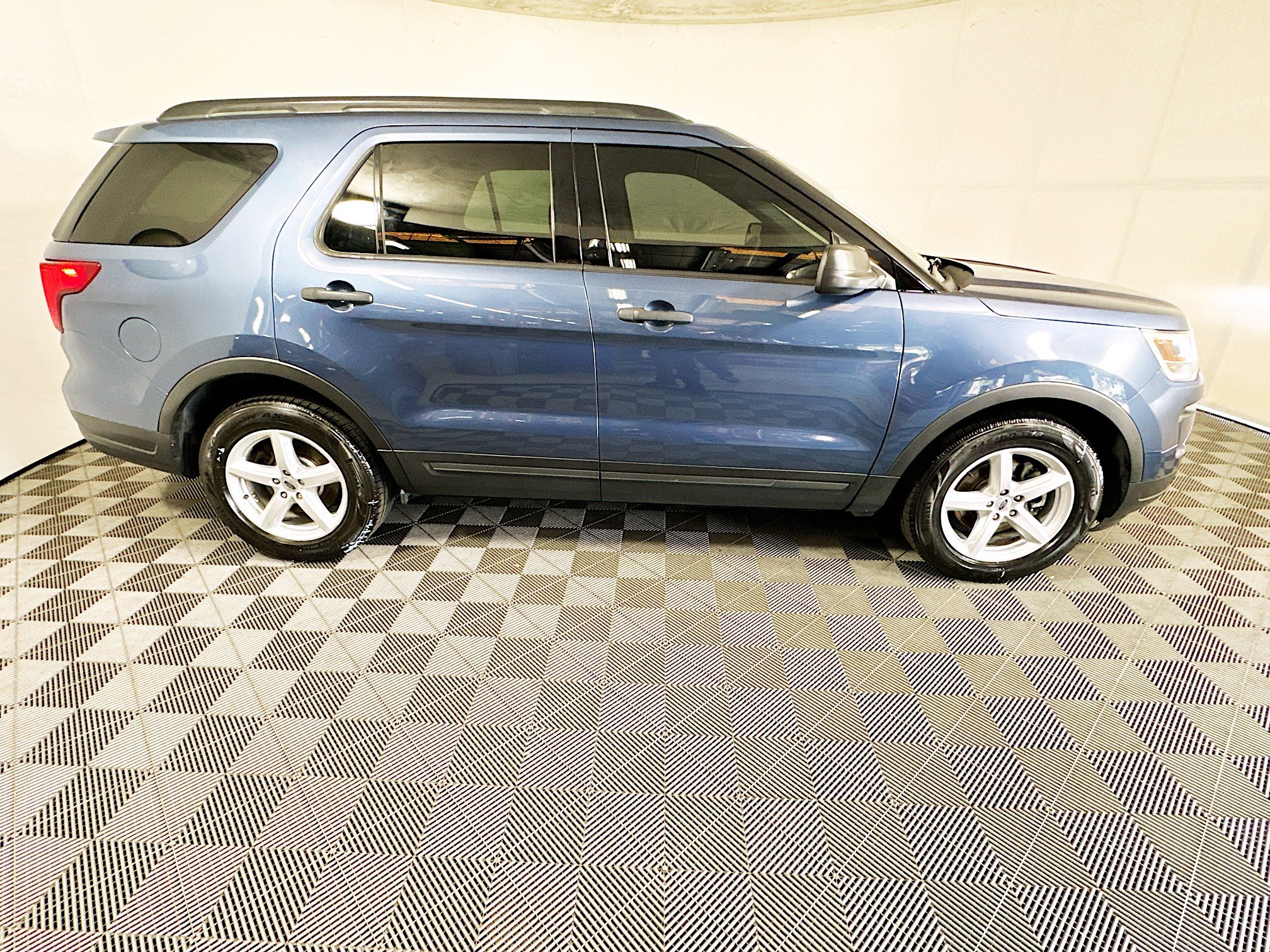 Used 2019 Ford Explorer FWD image 2