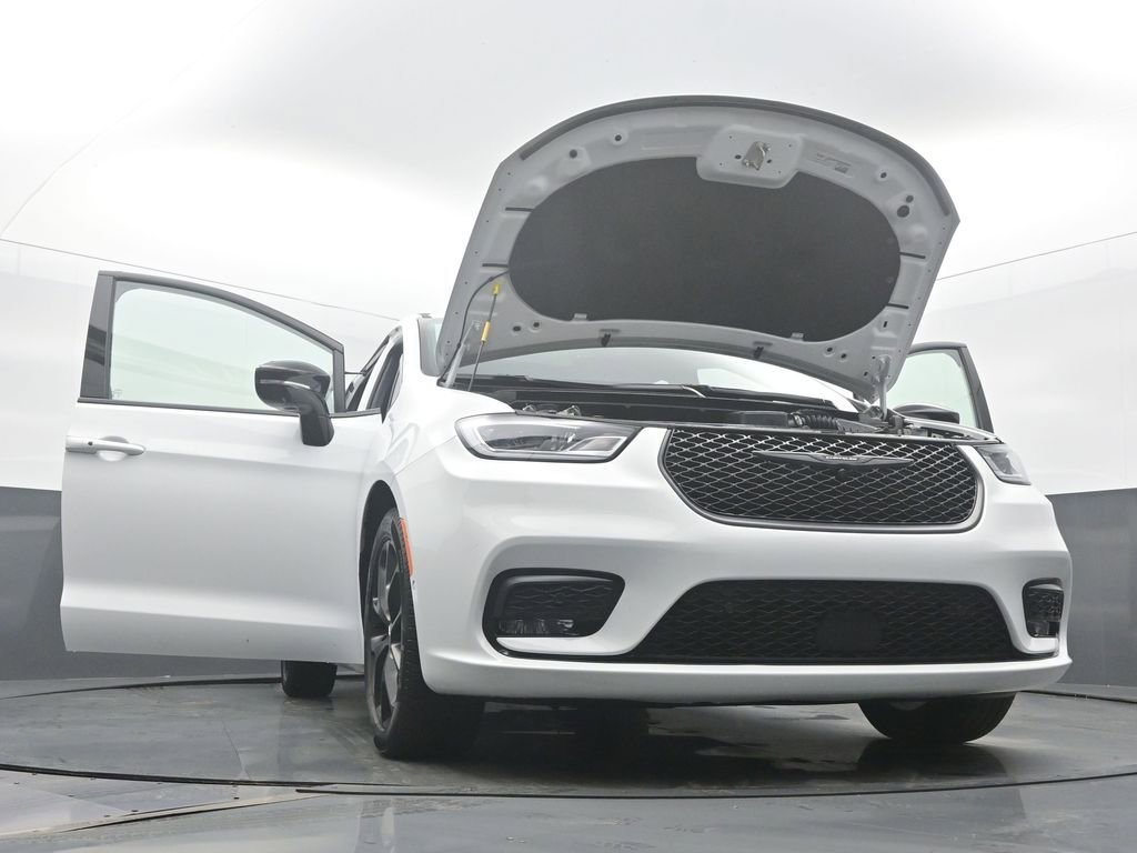 Used 2025 Chrysler Pacifica Limited image 56