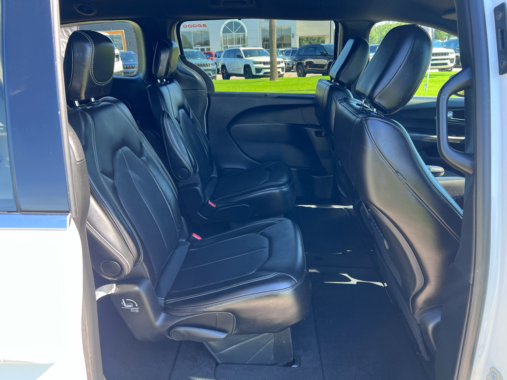 Used 2025 Chrysler Pacifica Select FWD image 12