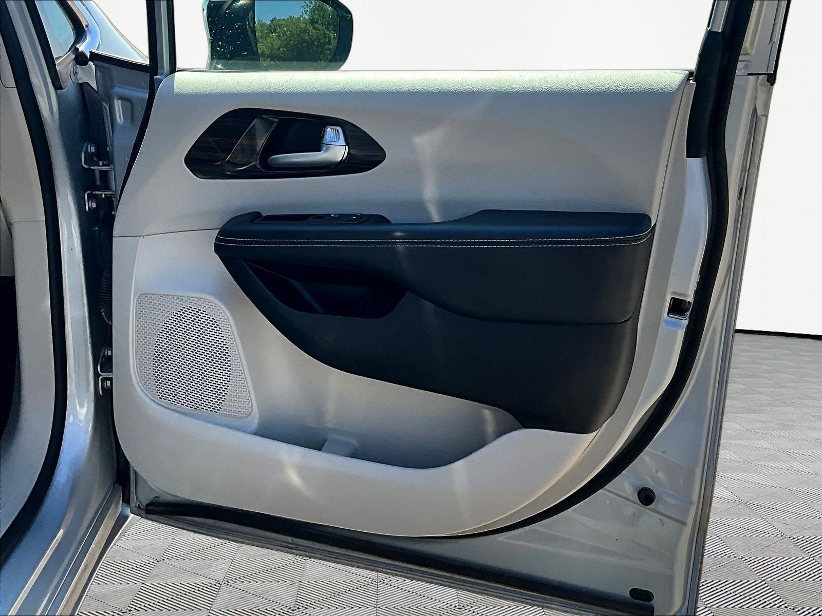 Used 2023 Chrysler Pacifica Limited FWD image 28