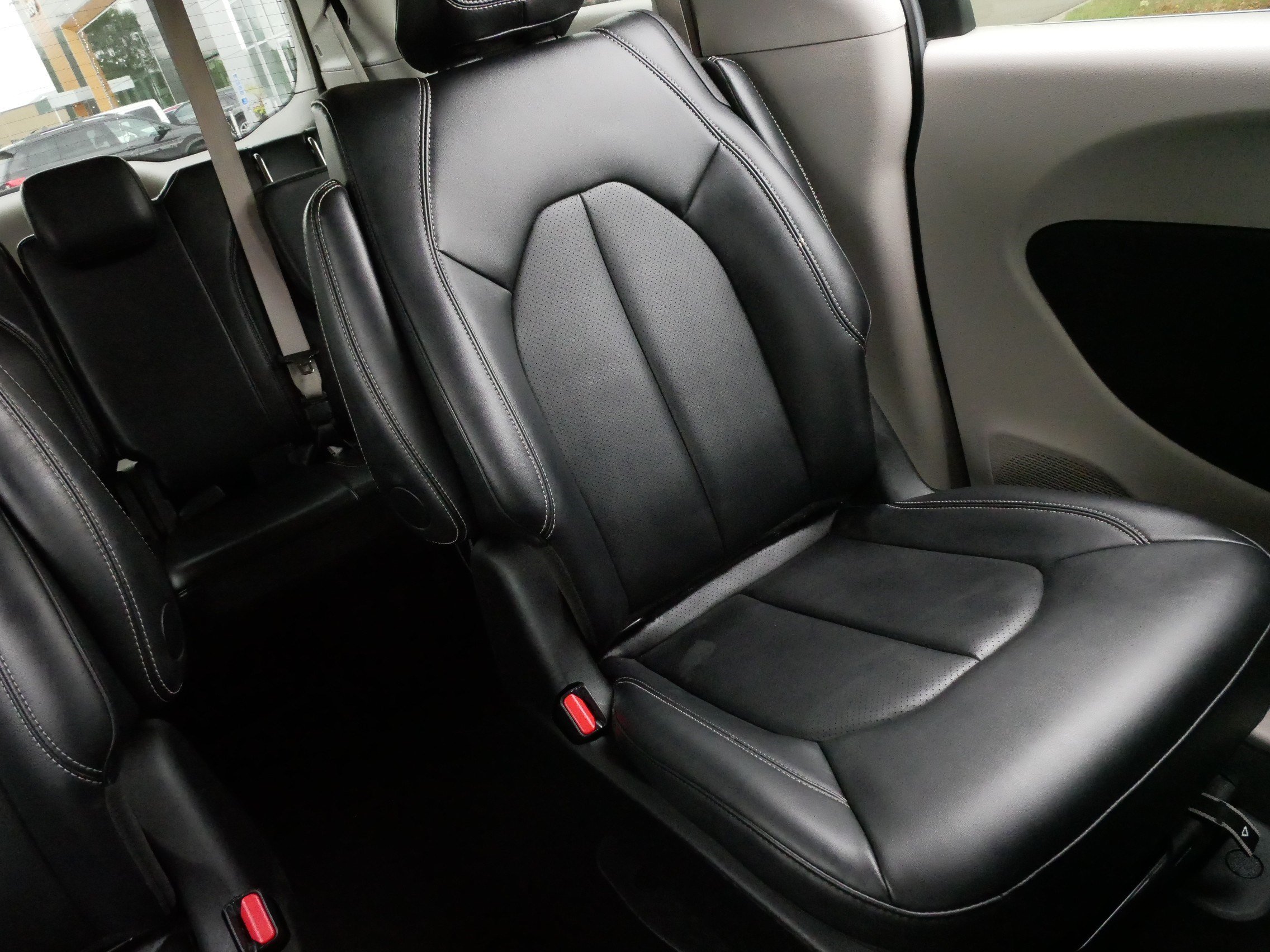 Used 2024 Chrysler Pacifica Limited FWD image 14