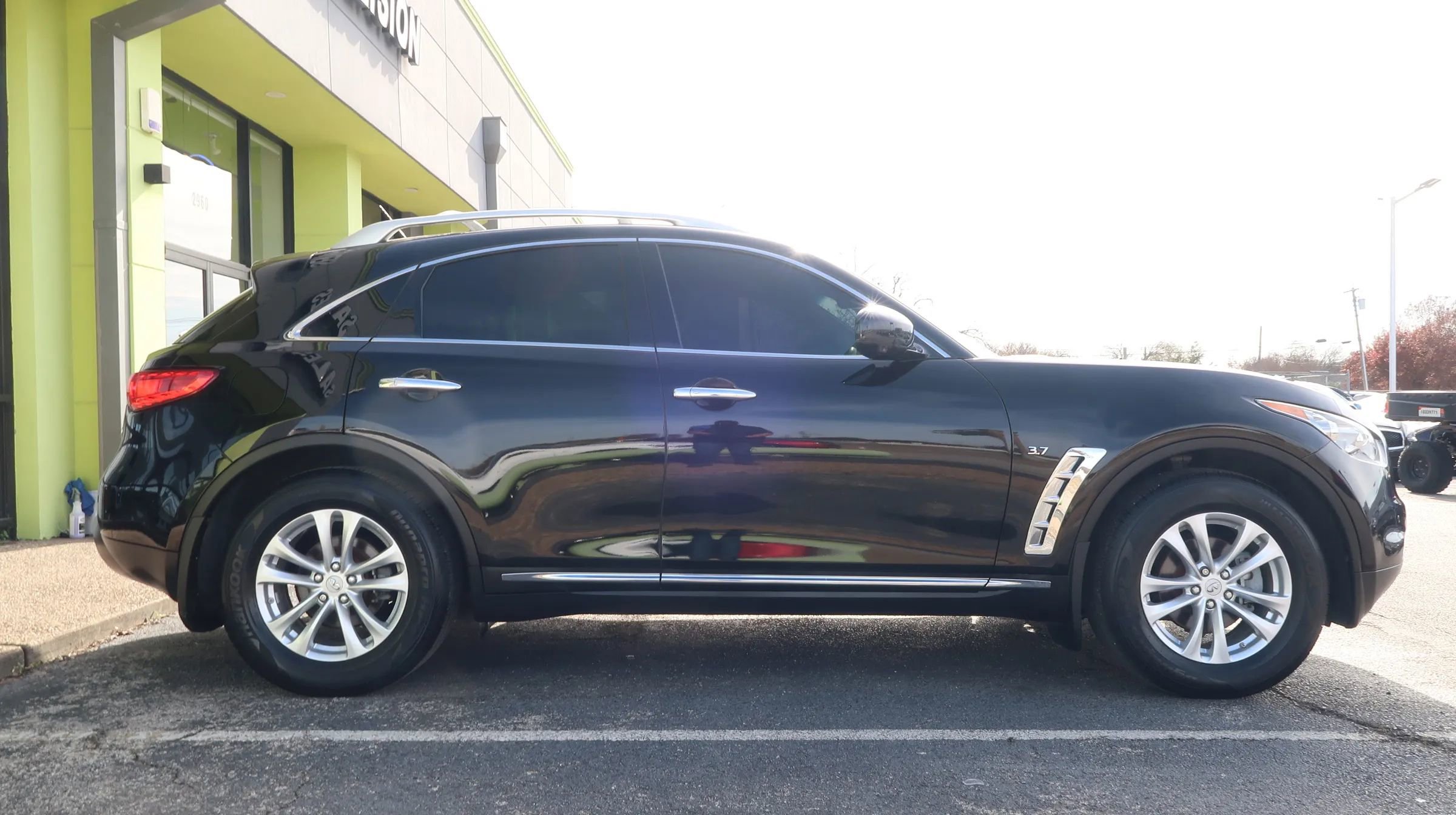 Used 2017 INFINITI QX70 3.7 w/ Premium Package image 8