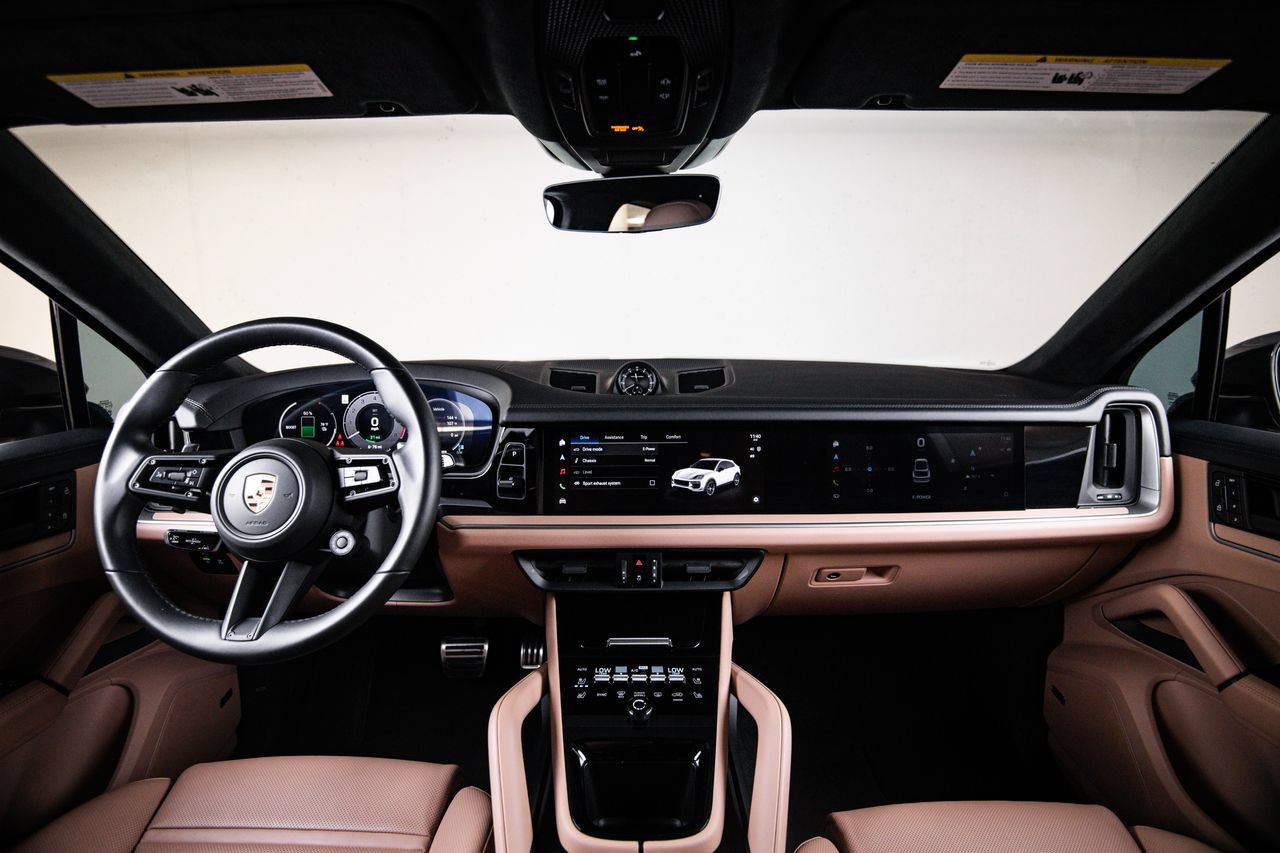 Certified 2024 Porsche Cayenne Turbo AWD/4WD image 26