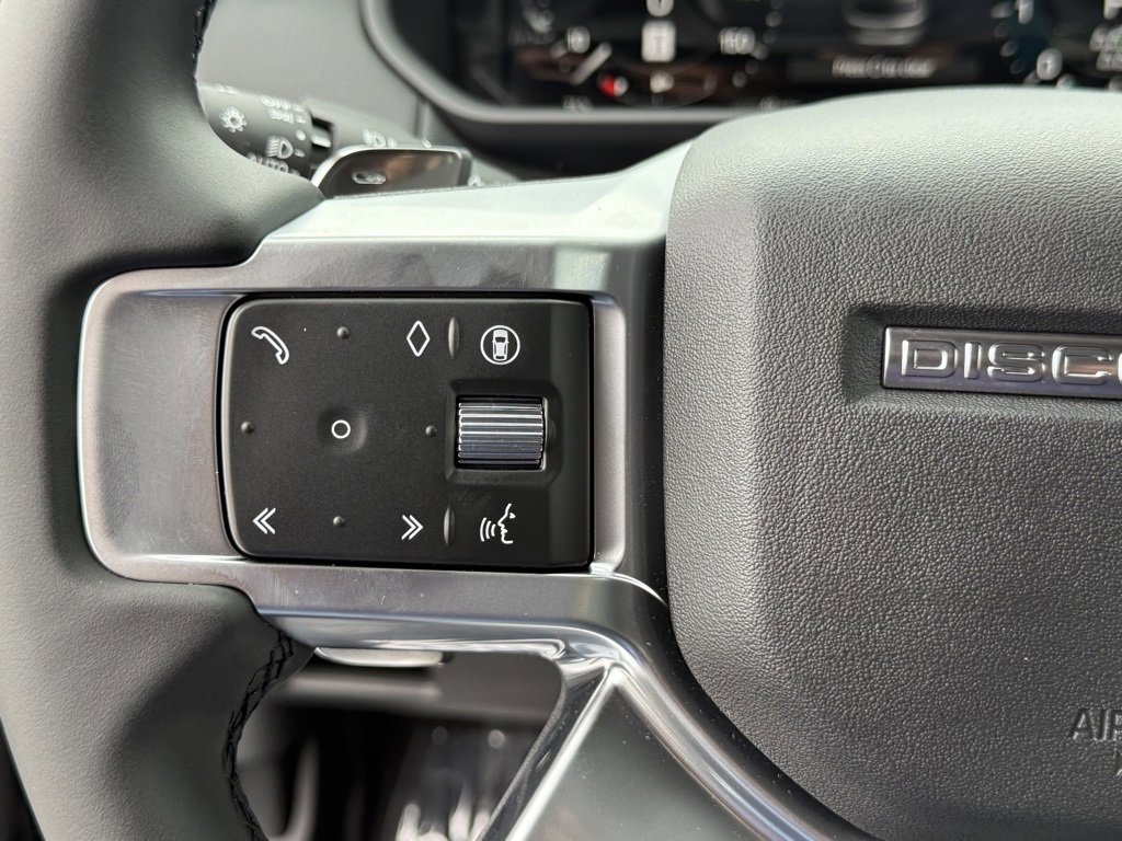 New 2025 Land Rover Discovery Dynamic SE image 17