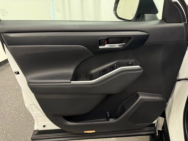 Used 2023 Toyota Highlander XLE image 11