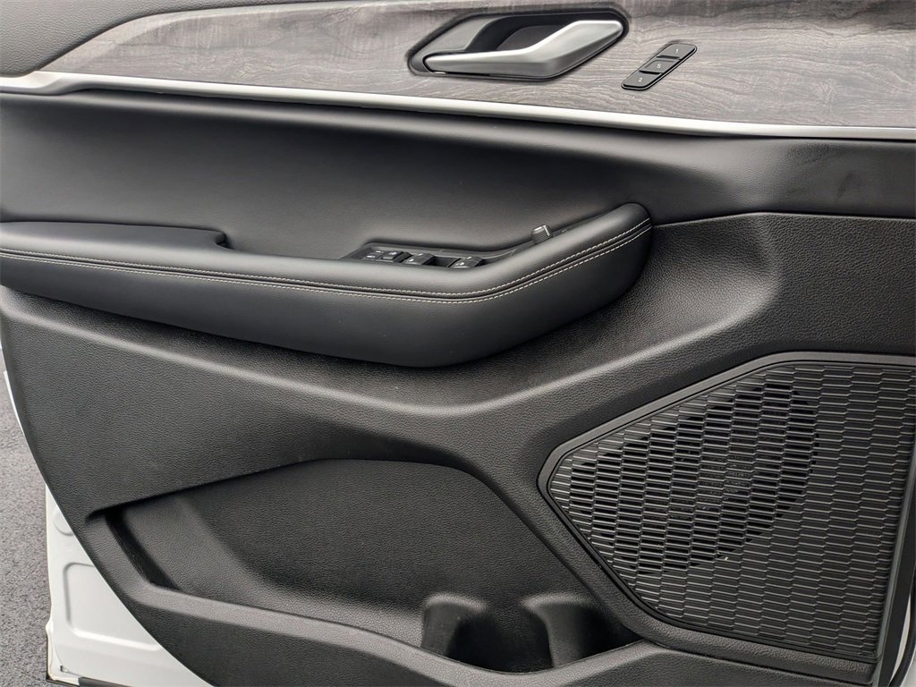 Used 2024 Jeep Grand Cherokee L Limited w/ Luxury Tech Group II image 10