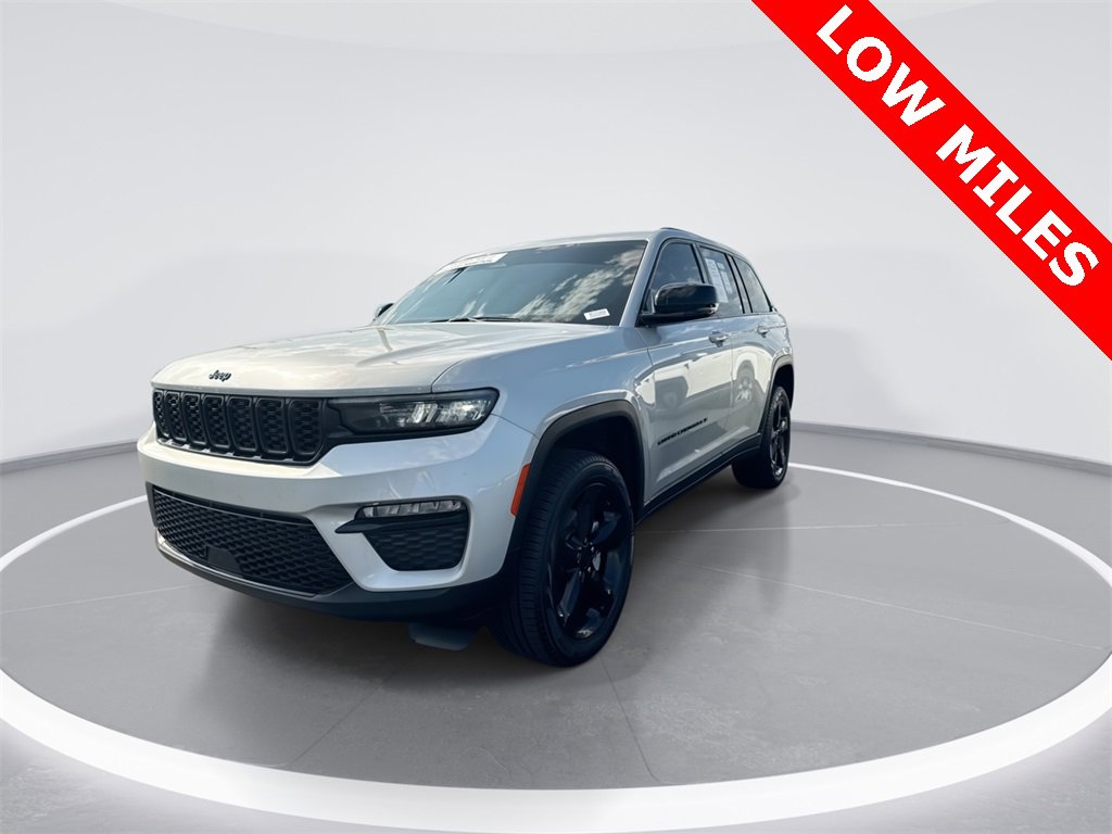 Used 2024 Jeep Grand Cherokee Limited w/ Black Appearance Package image 4