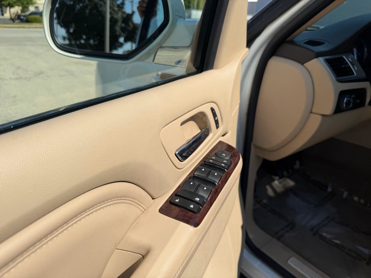 Used 2011 Cadillac Escalade EXT Luxury AWD/4WD image 11