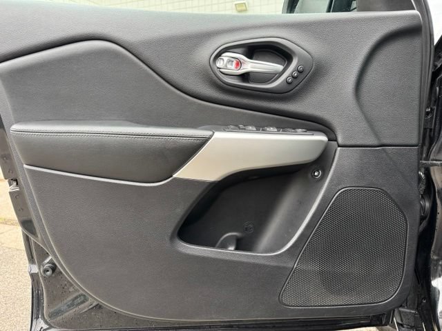 Used 2016 Jeep Cherokee Overland AWD/4WD image 14