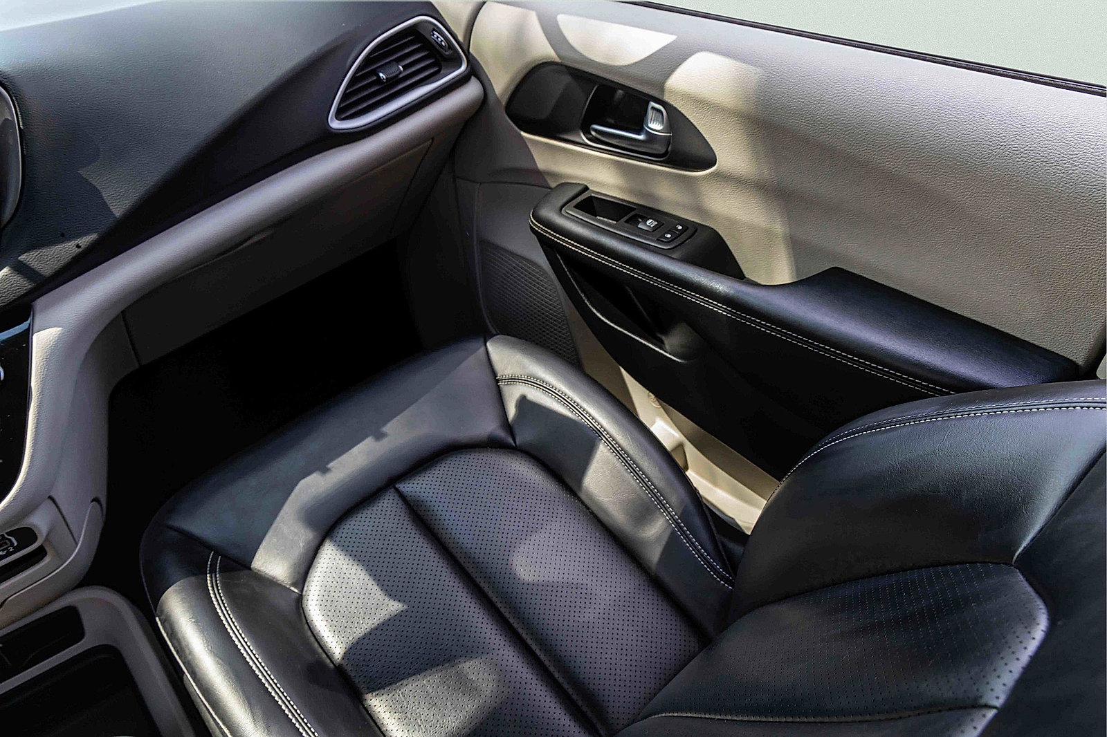Used 2023 Chrysler Pacifica Touring-L FWD image 18