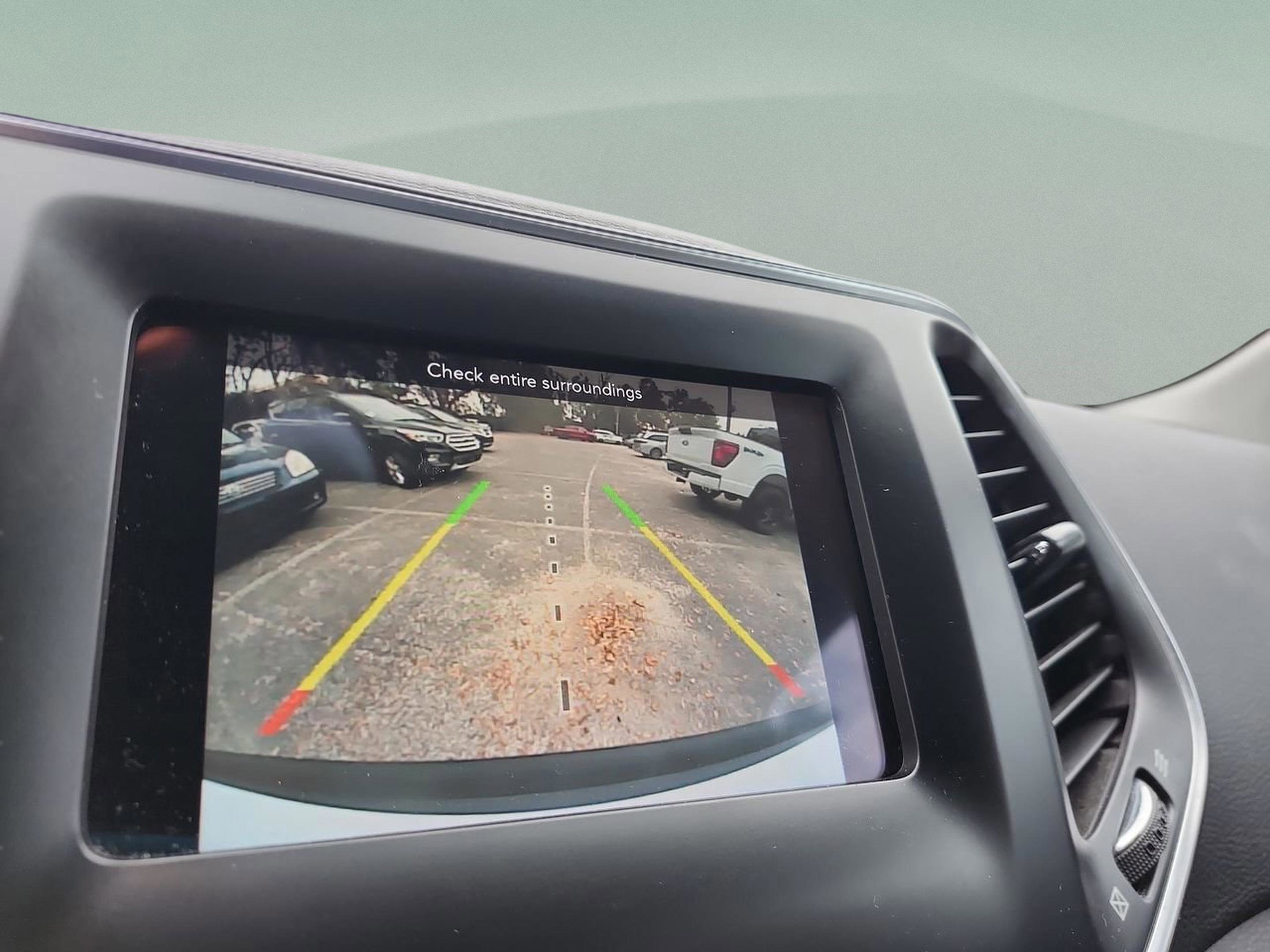 Used 2020 Jeep Cherokee Latitude Plus w/ Comfort/Convenience Group image 25