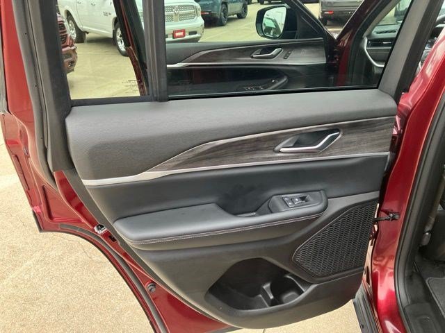 Certified 2023 Jeep Grand Cherokee Limited w/ Black Appearance Package AWD/4WD image 23