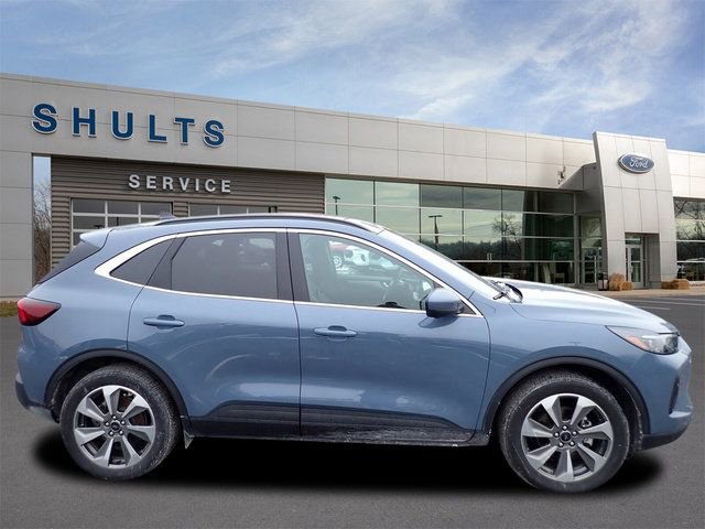 Certified 2025 Ford Escape Platinum w/ Premium Technology Package image 4