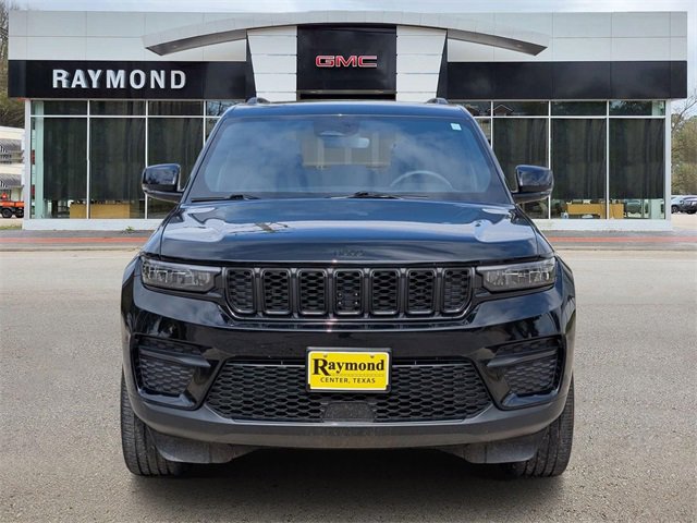 Used 2024 Jeep Grand Cherokee Altitude image 2