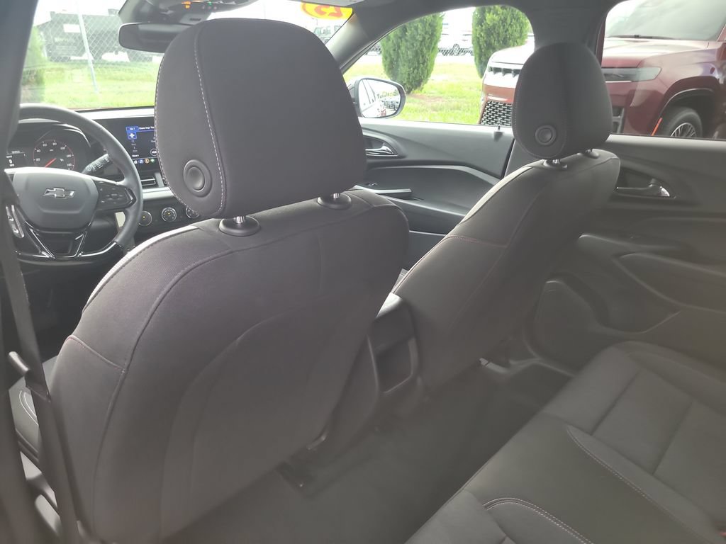 Used 2025 Chevrolet Trax RS w/ Sunroof Package FWD image 12