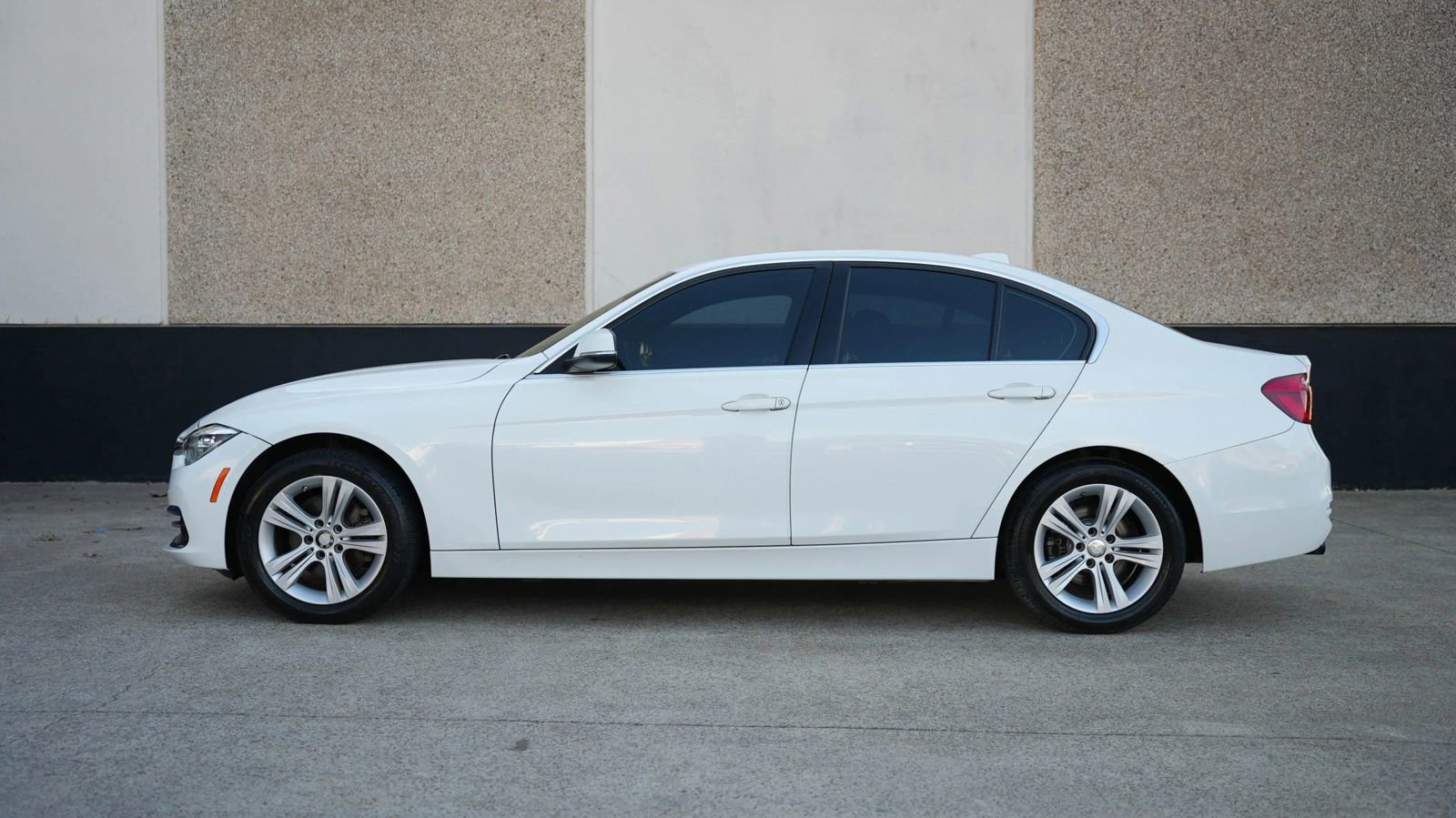 Used 2018 BMW 330i xDrive Sedan w/ Convenience Package image 11