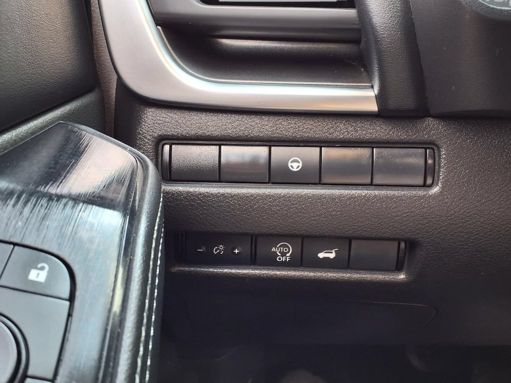 Used 2024 Nissan Rogue SV AWD/4WD image 16