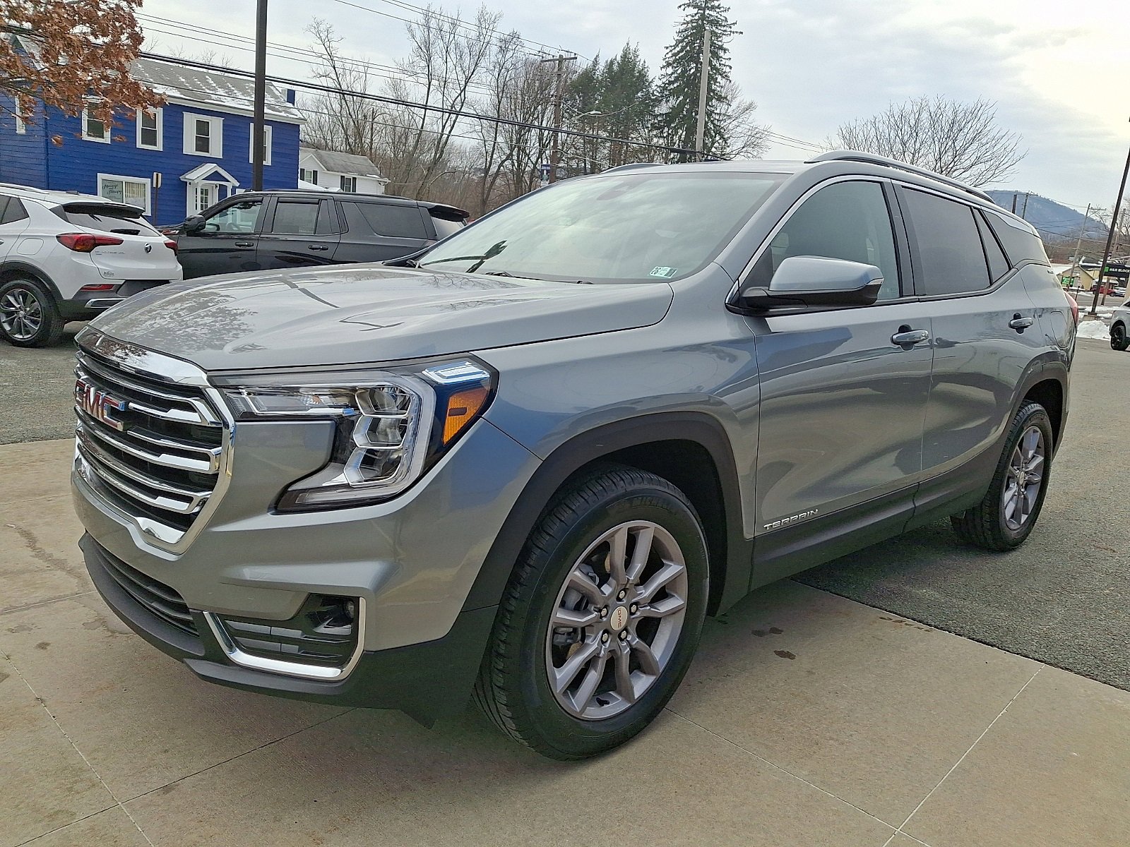 Used 2024 GMC Terrain SLT w/ Infotainment Package II image 3