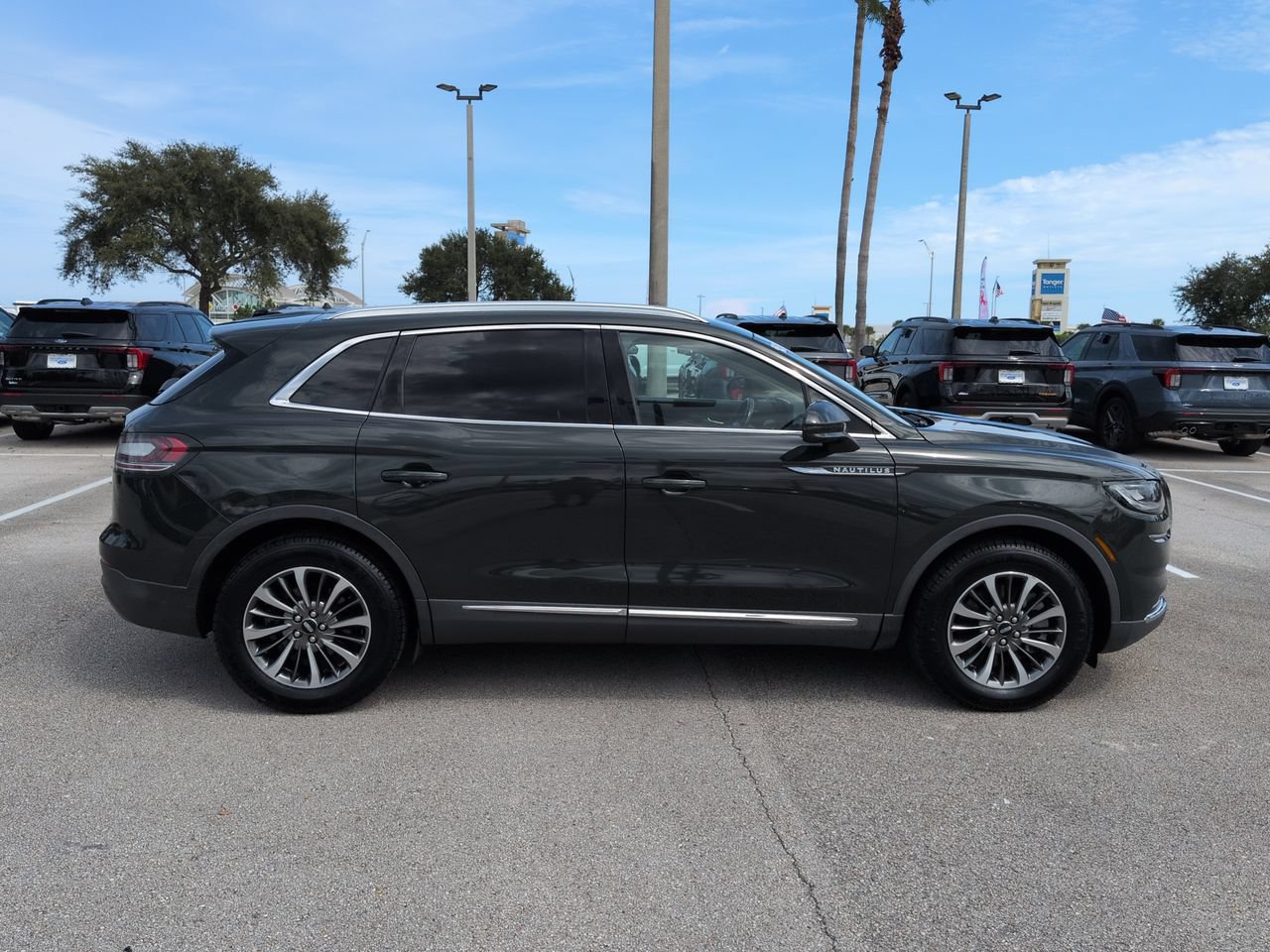 Used 2022 Lincoln Nautilus FWD w/ Premium Package image 3