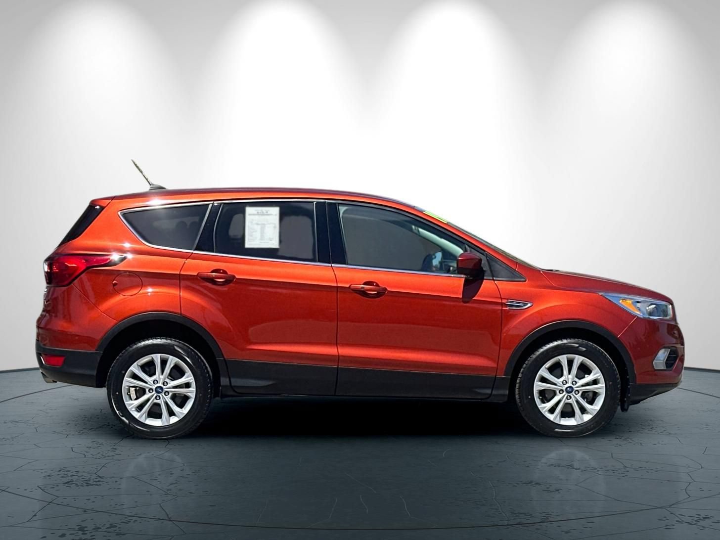Used 2019 Ford Escape SE FWD image 3
