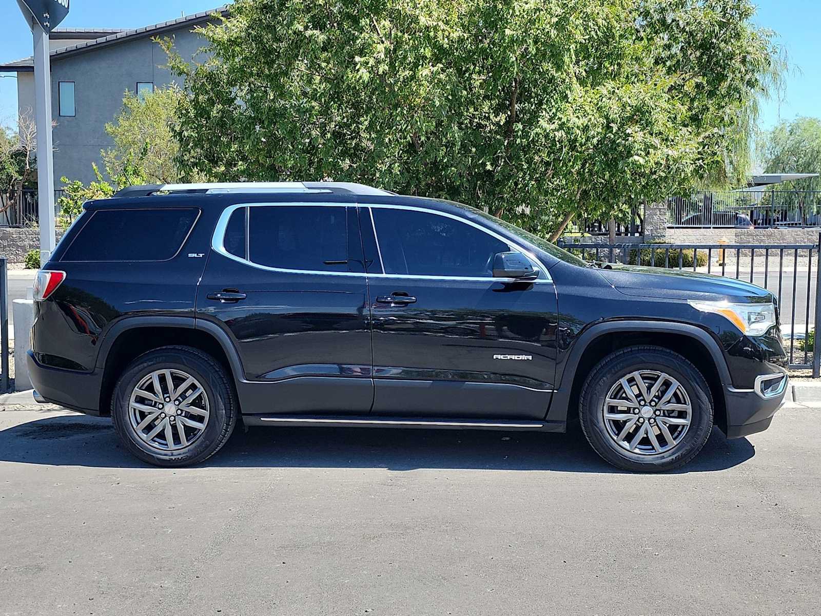 Used 2018 GMC Acadia SLT w/ LPO, Black Accent Package FWD image 9
