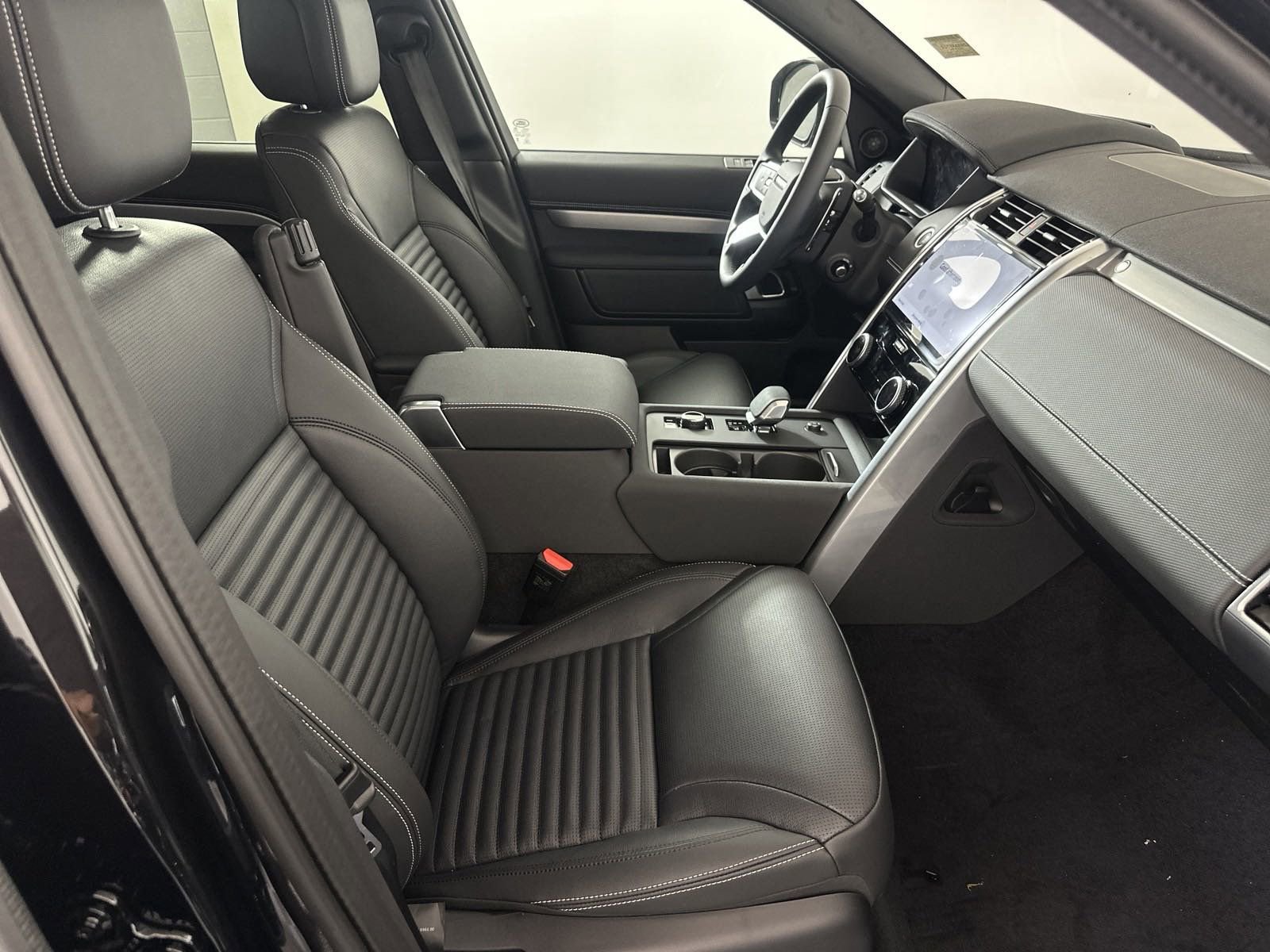 Certified 2025 Land Rover Discovery Dynamic SE AWD/4WD image 20
