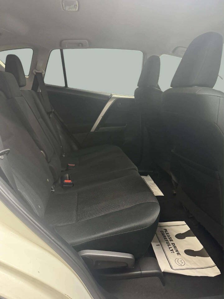 Used 2018 Toyota RAV4 LE FWD image 8