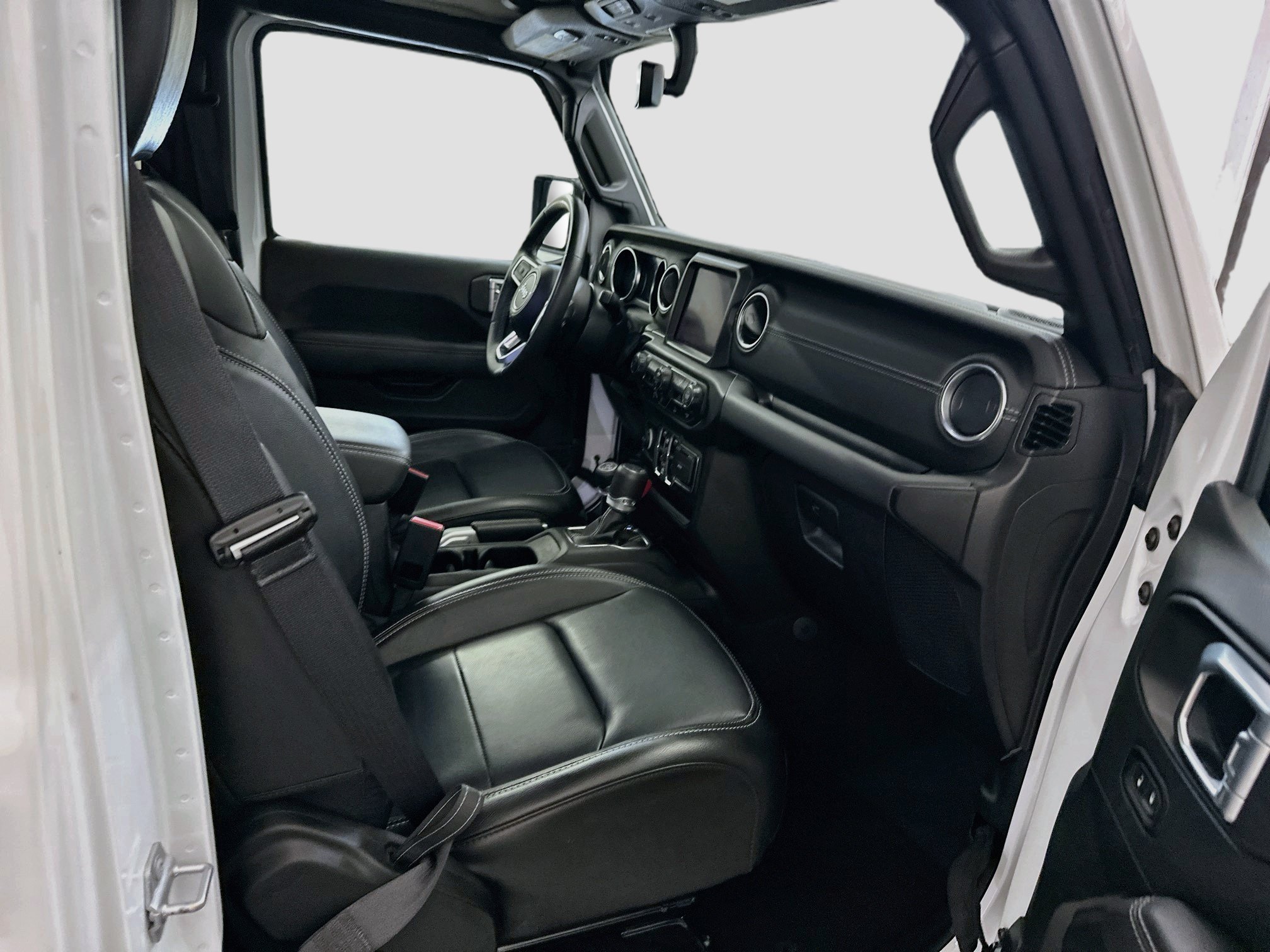 Used 2022 Jeep Wrangler Unlimited Sahara AWD/4WD image 32