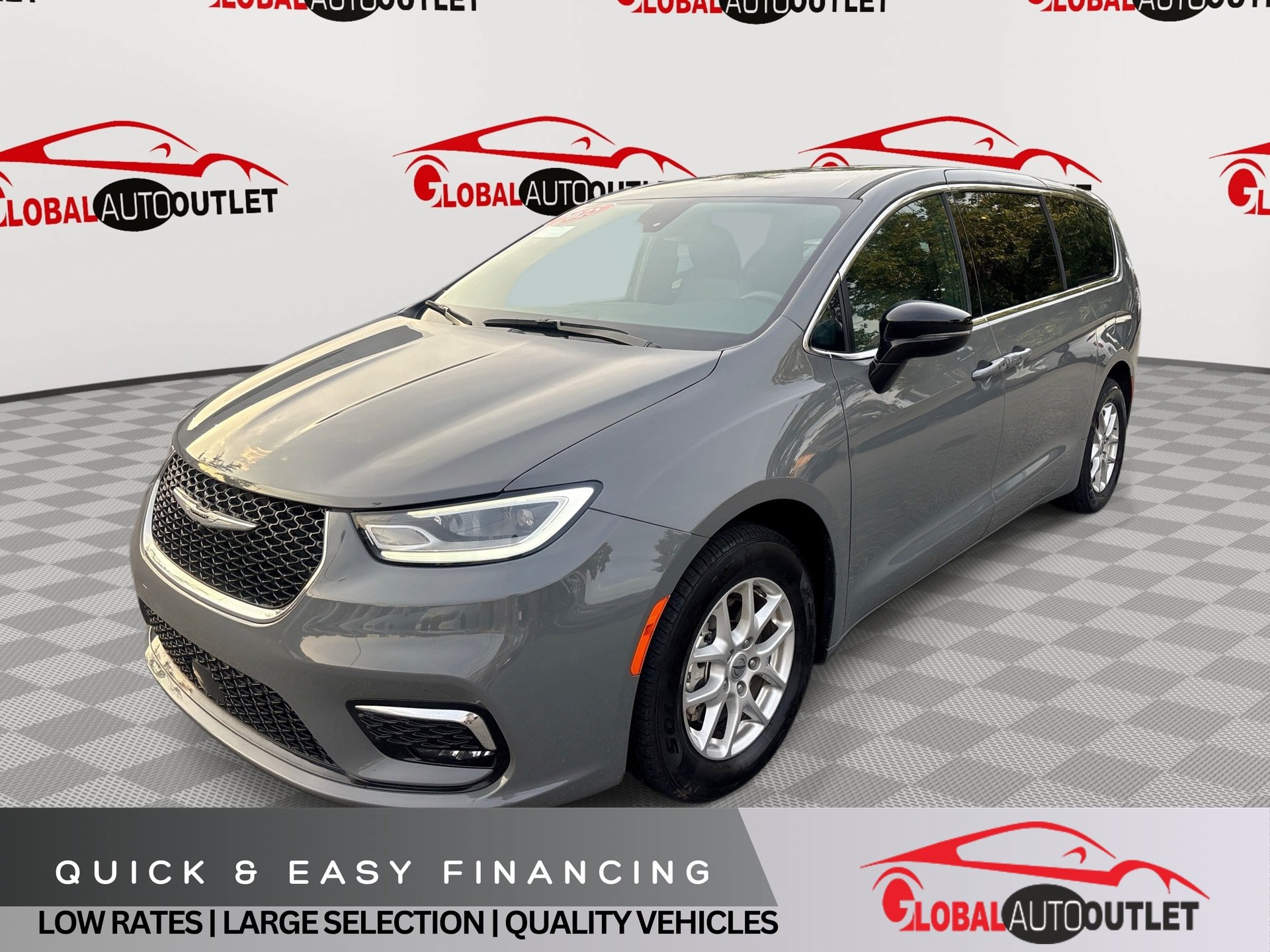 Used 2025 Chrysler Pacifica Select FWD image 1