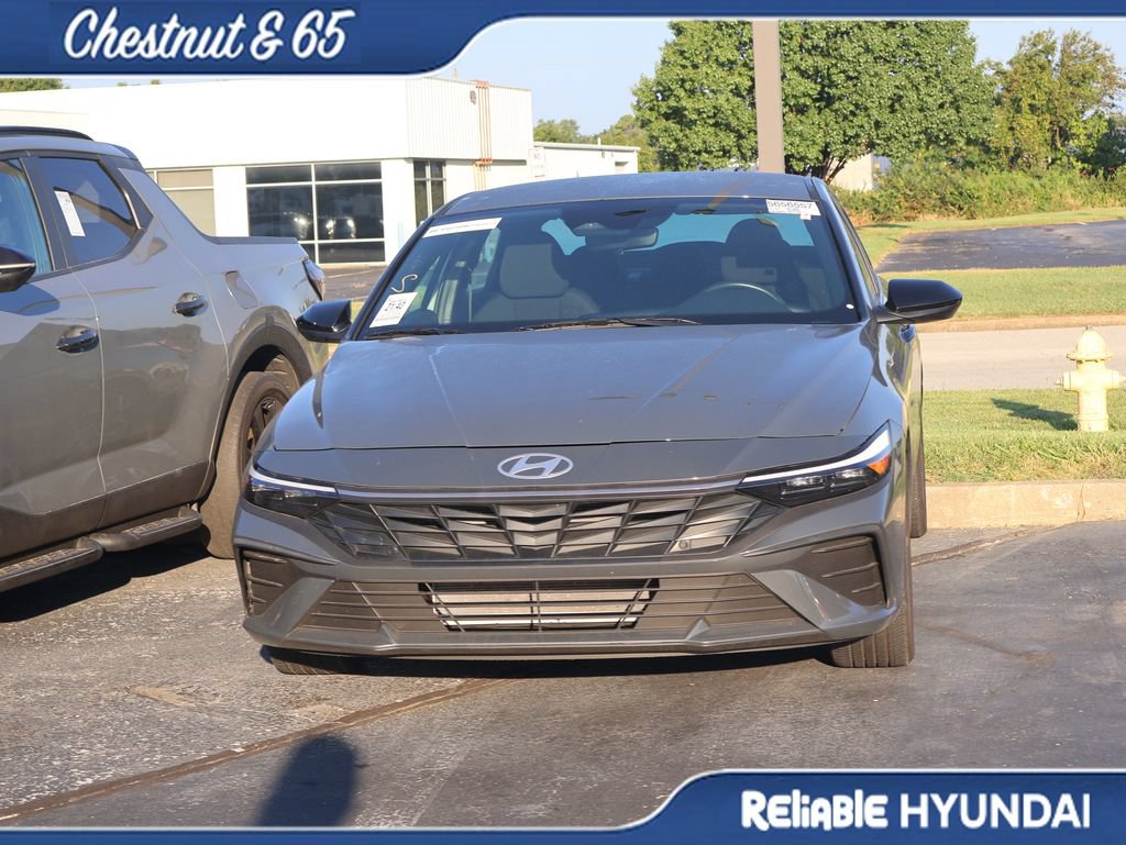 Used 2025 Hyundai Elantra Sport FWD image 7