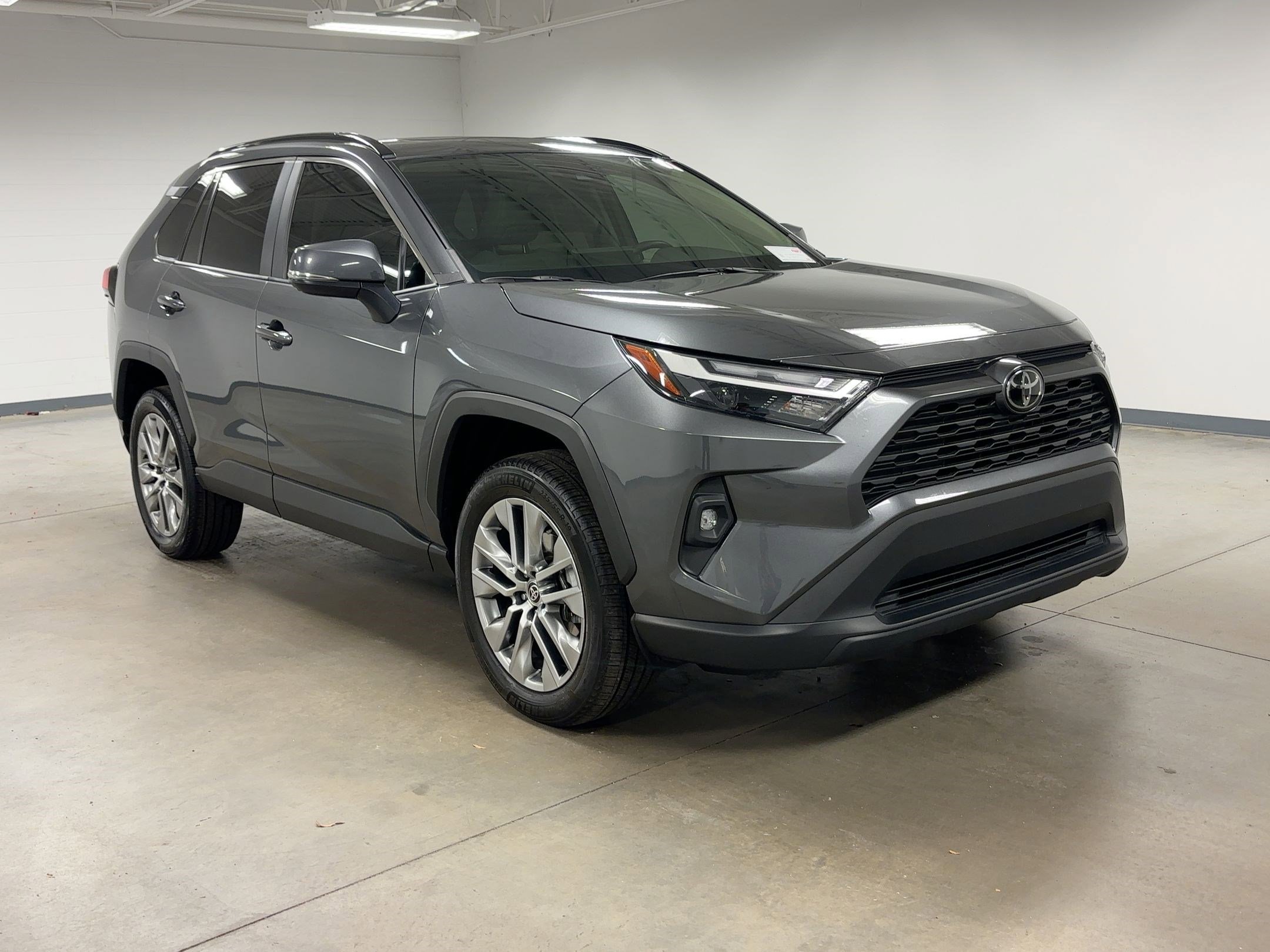 Used 2022 Toyota RAV4 XLE Premium image 7