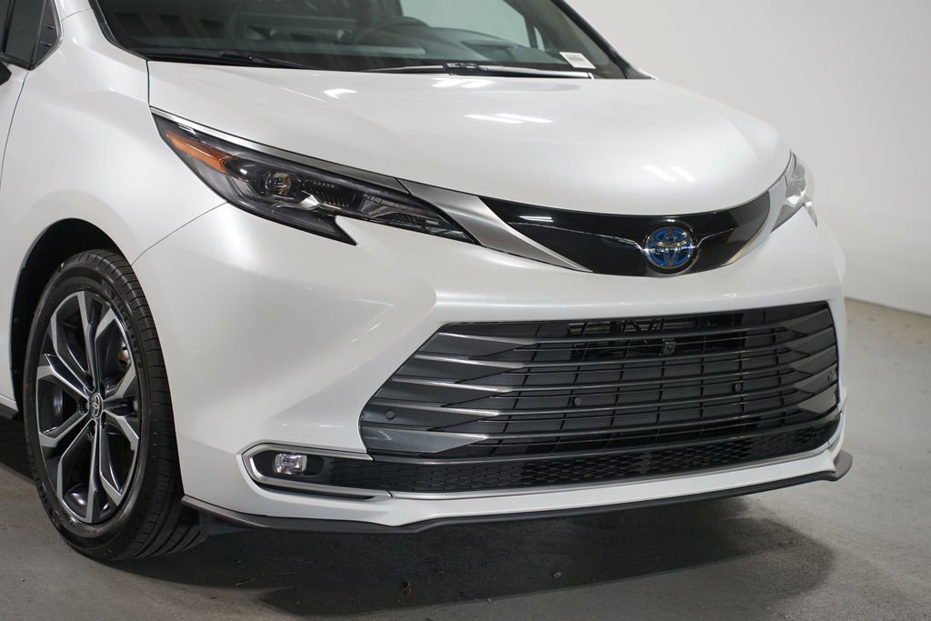 Certified 2025 Toyota Sienna Platinum FWD image 4